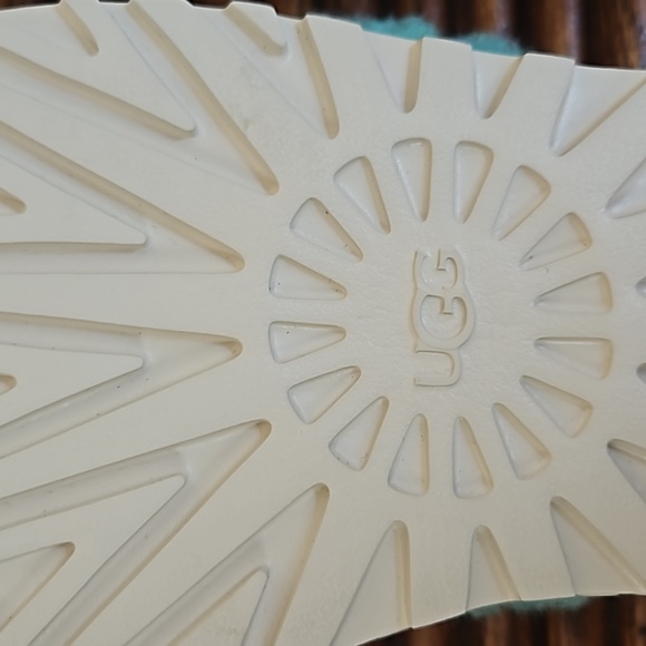 UGG Oh Fluffita Genuine Shearling Size 11 Slipper - Picture 8 of 12